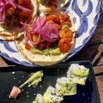 Tacos de camarones y sushi en Beach Club Zomay