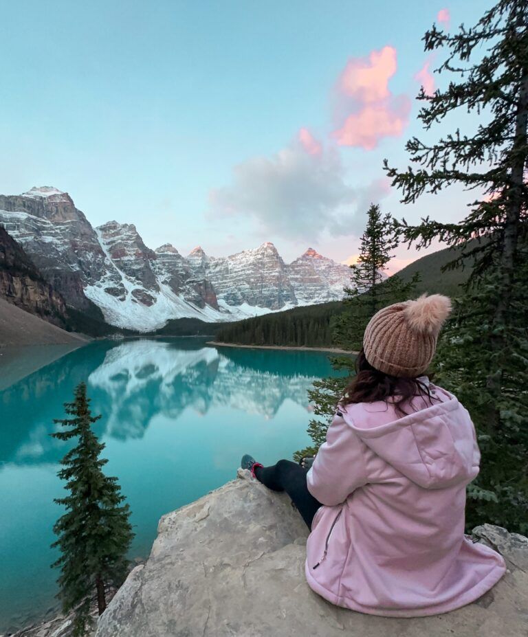 Amanecer en Lake Moraine- Itinerario de 3 días en las Montañas Rocosas de Canadá