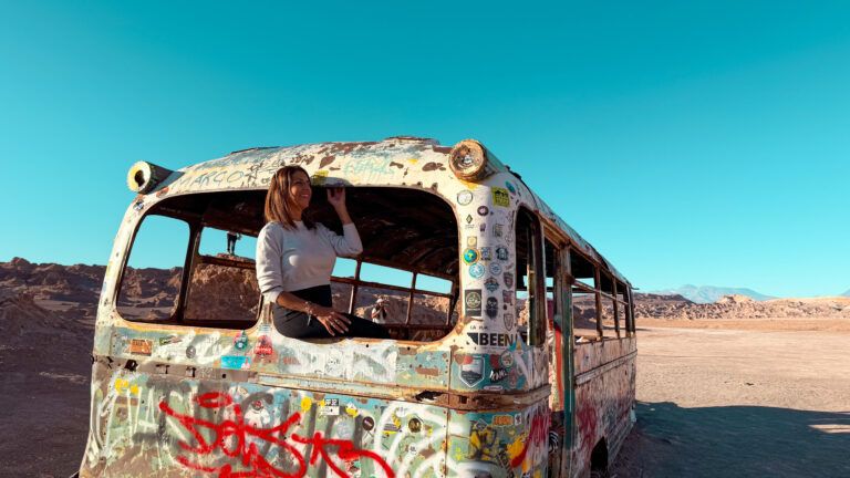 Bus abandonado del vallecito en el Desierto de Atacama